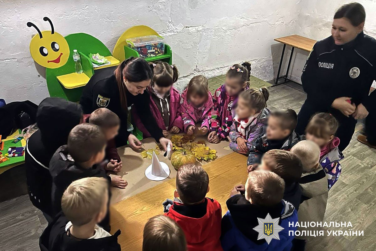поліцейські працюють із дітьми