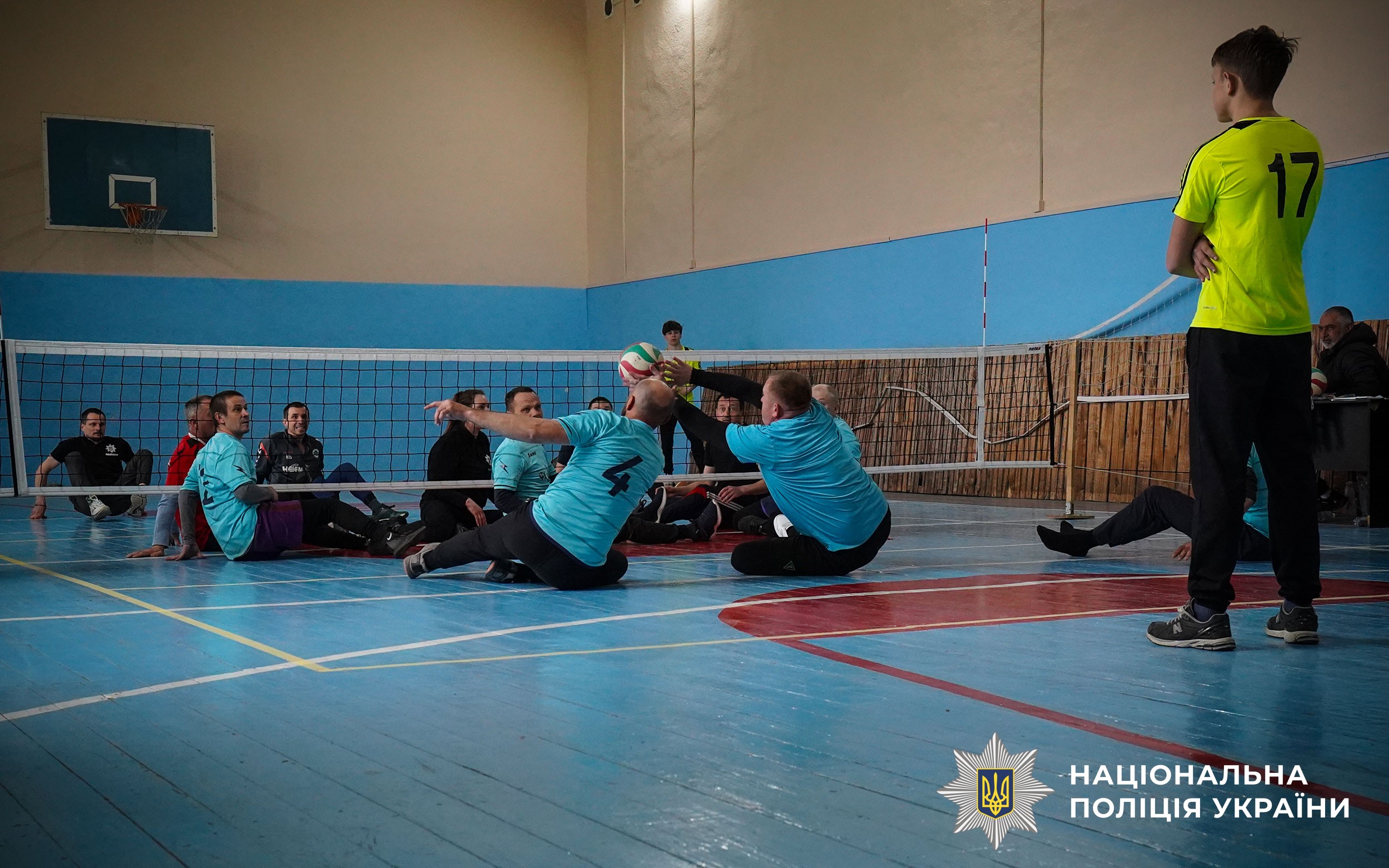 Сила духу в кожній подачі: на Полтавщині поліцейські взяли участь у турнірі з волейболу сидячи серед ветеранів та молоді
