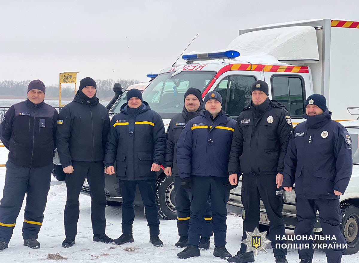 Поліцейські та рятувальники слідкують за безпекою громадян на Водохреще