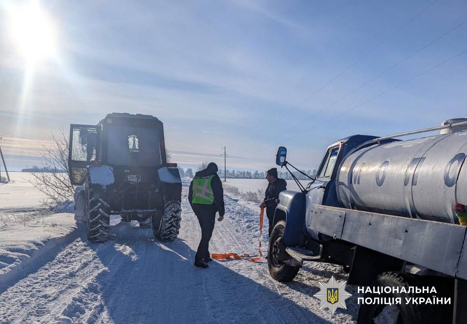 Поліцейський допомагає водію на дорозі