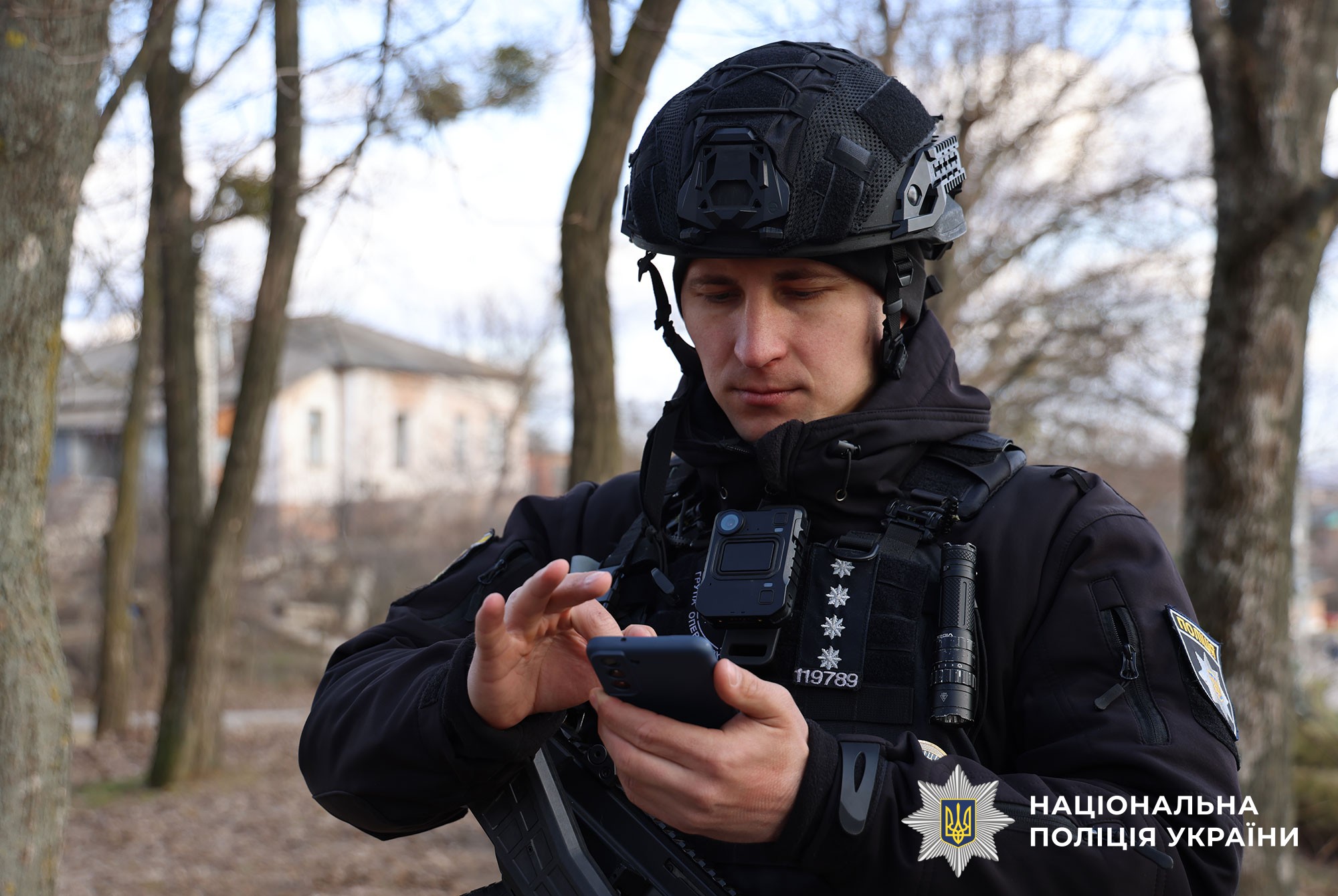 Поліцейські вибухотехніки працюють на місці події