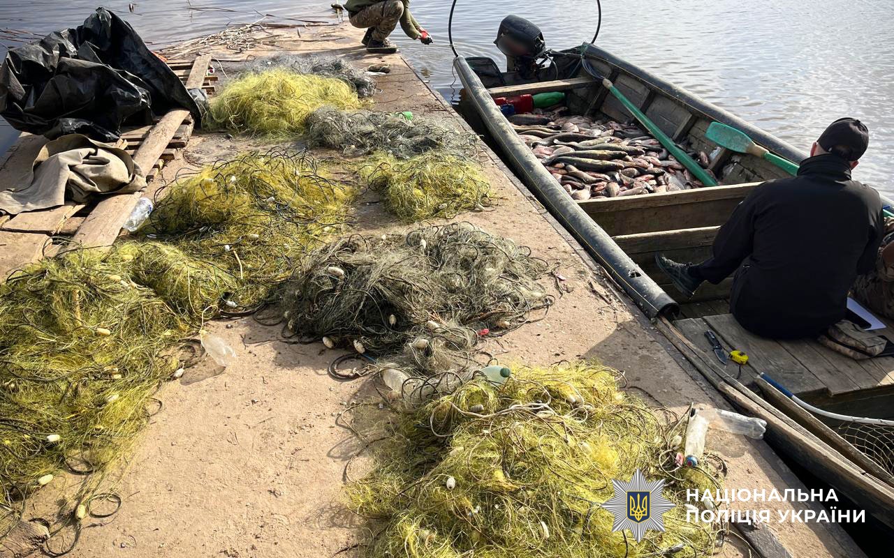 Заборонен знаряддя лову, човен та незаконно добута риба