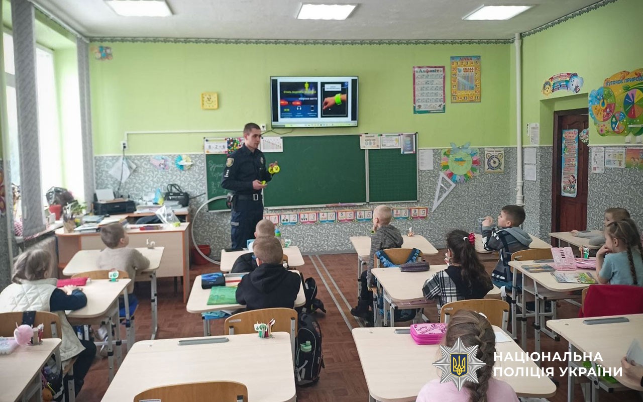 Уроки безпеки для школярів: поліцейський поспілкувався з учнями Гадяцького ліцею