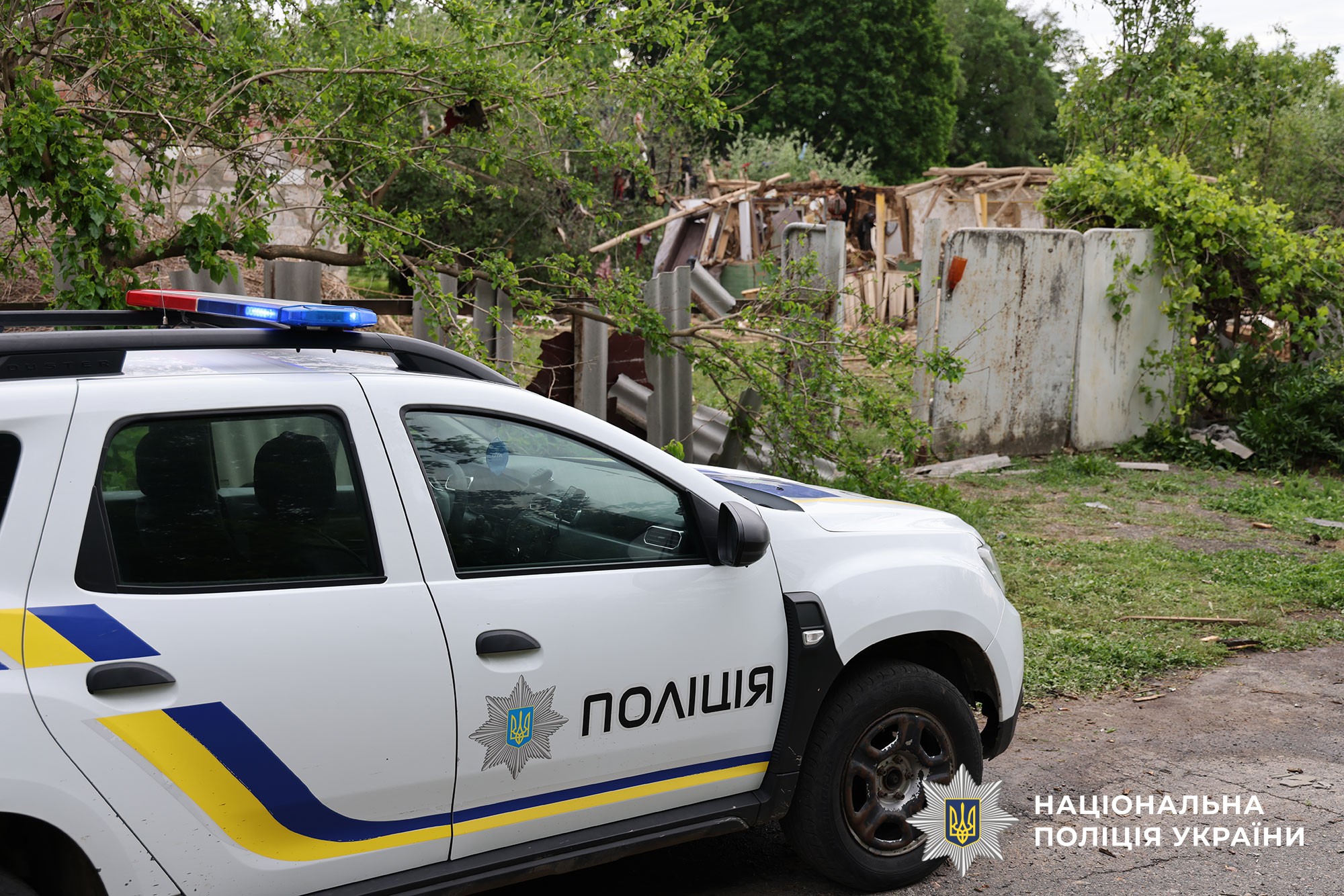Травмована людина та повністю зруйнований будинок: поліція та СБУ документують наслідки воєнного злочину росіян