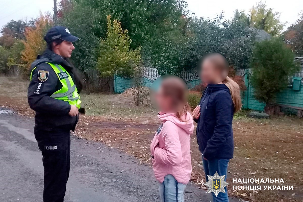 Інспекторка спілкується із дітьми щодо дотримання ПДР