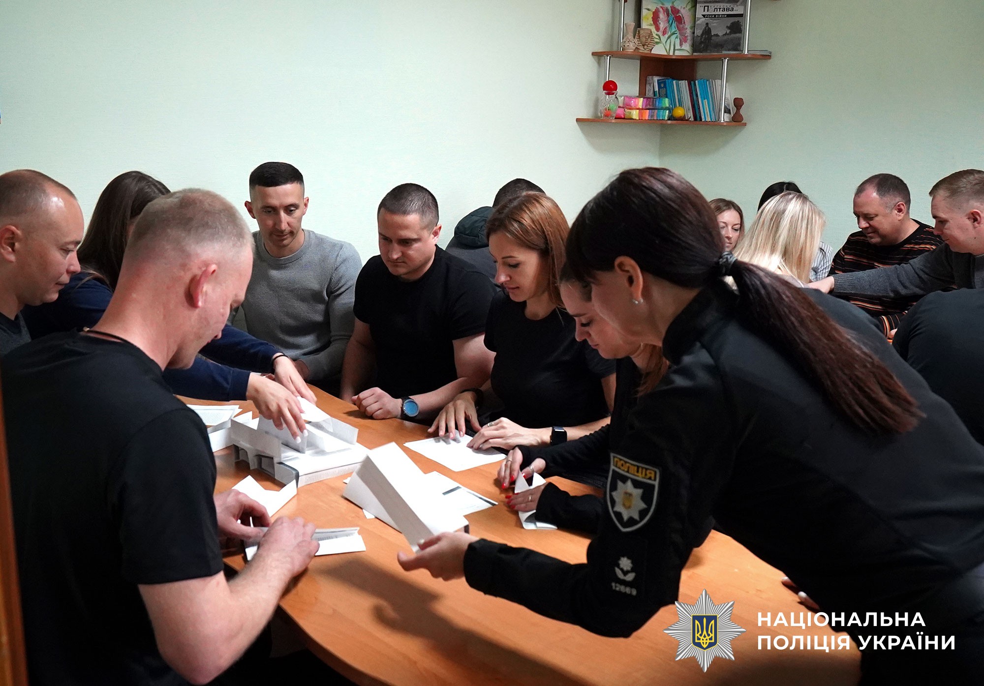 психолог проводить тренінг з особовим складом поліції
