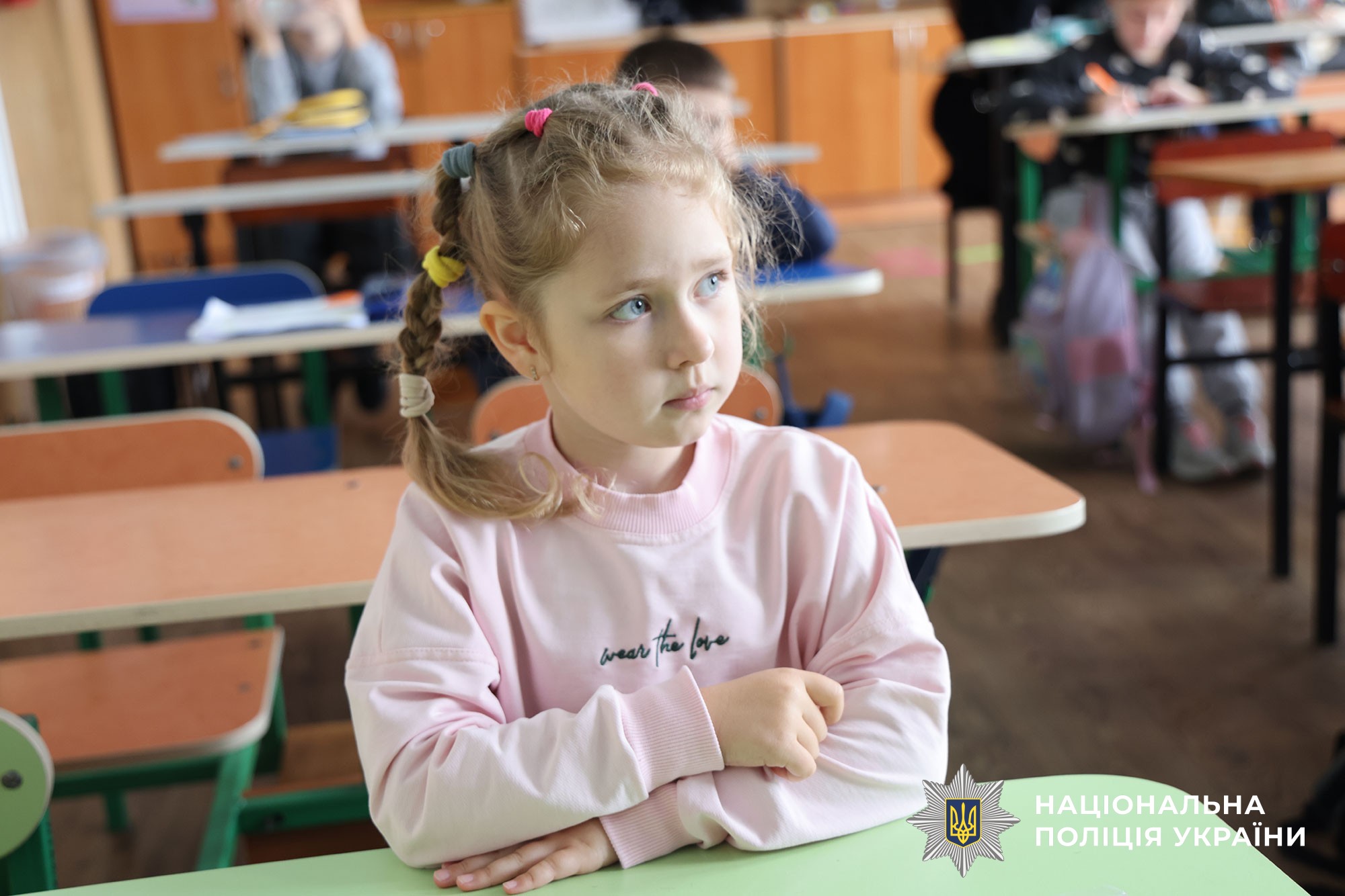 Поліцейська проводить урок з безпеки дорожнього руху