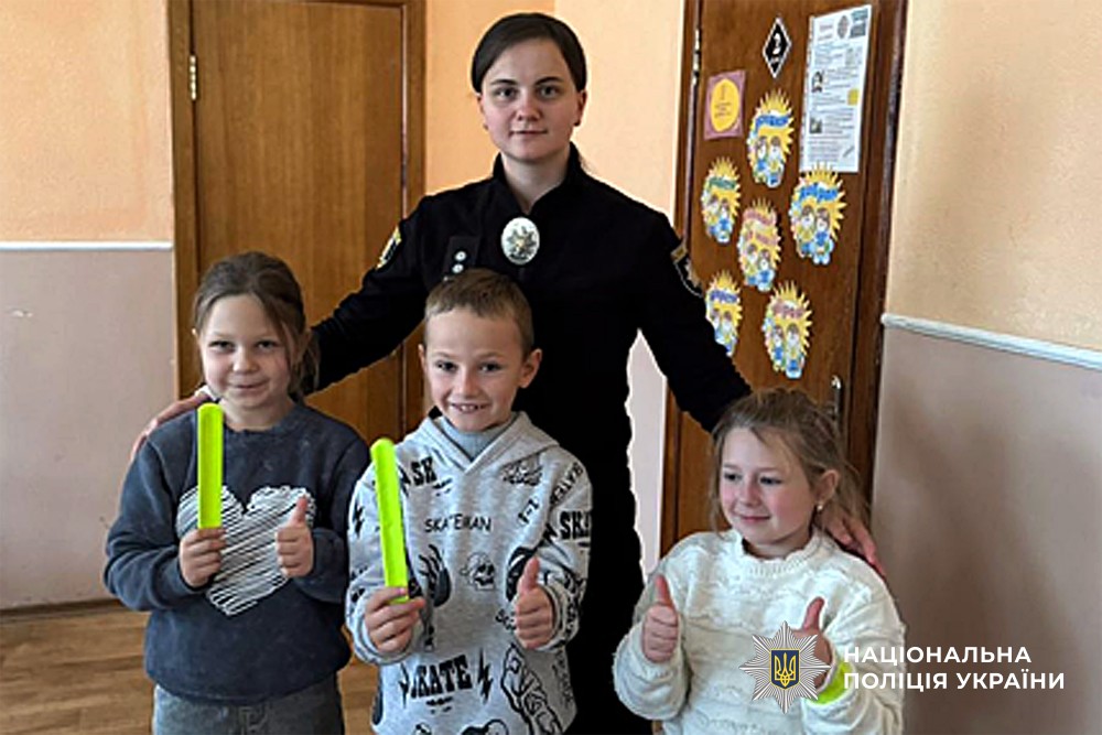 спільне фото дітей з поліцейською