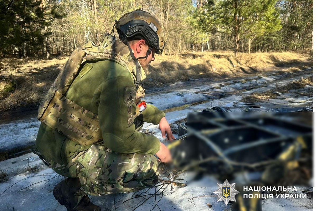 Працівники вибухотехнічної служби поліції працюють на місці події