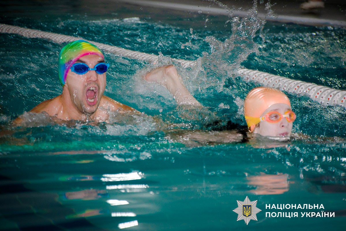 Учасники в басейні долають естафети