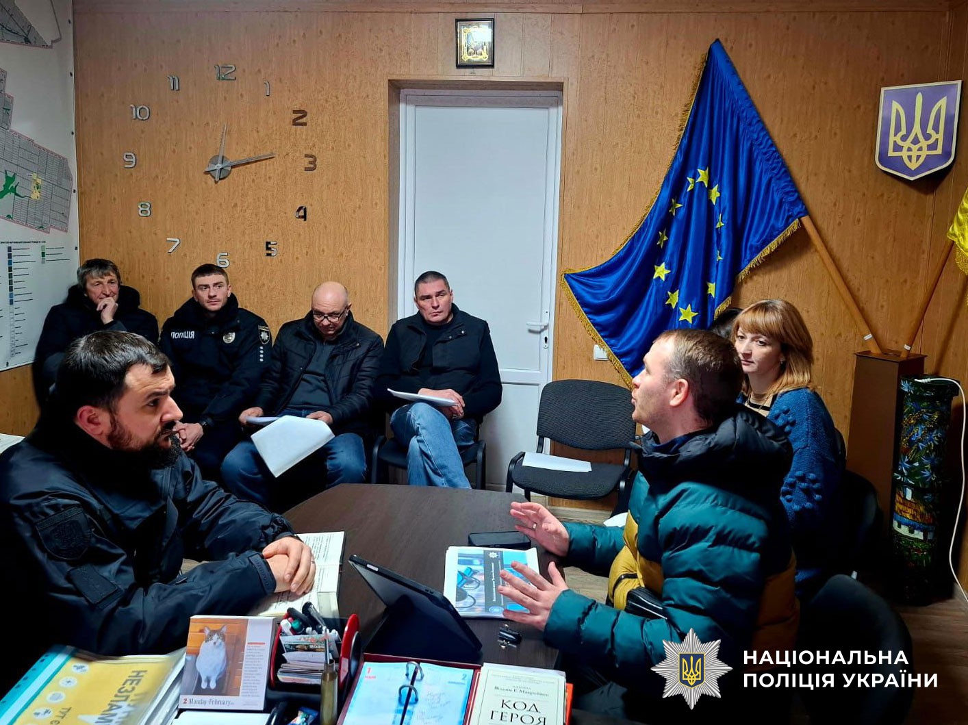 учасники зустрічі спілкуються