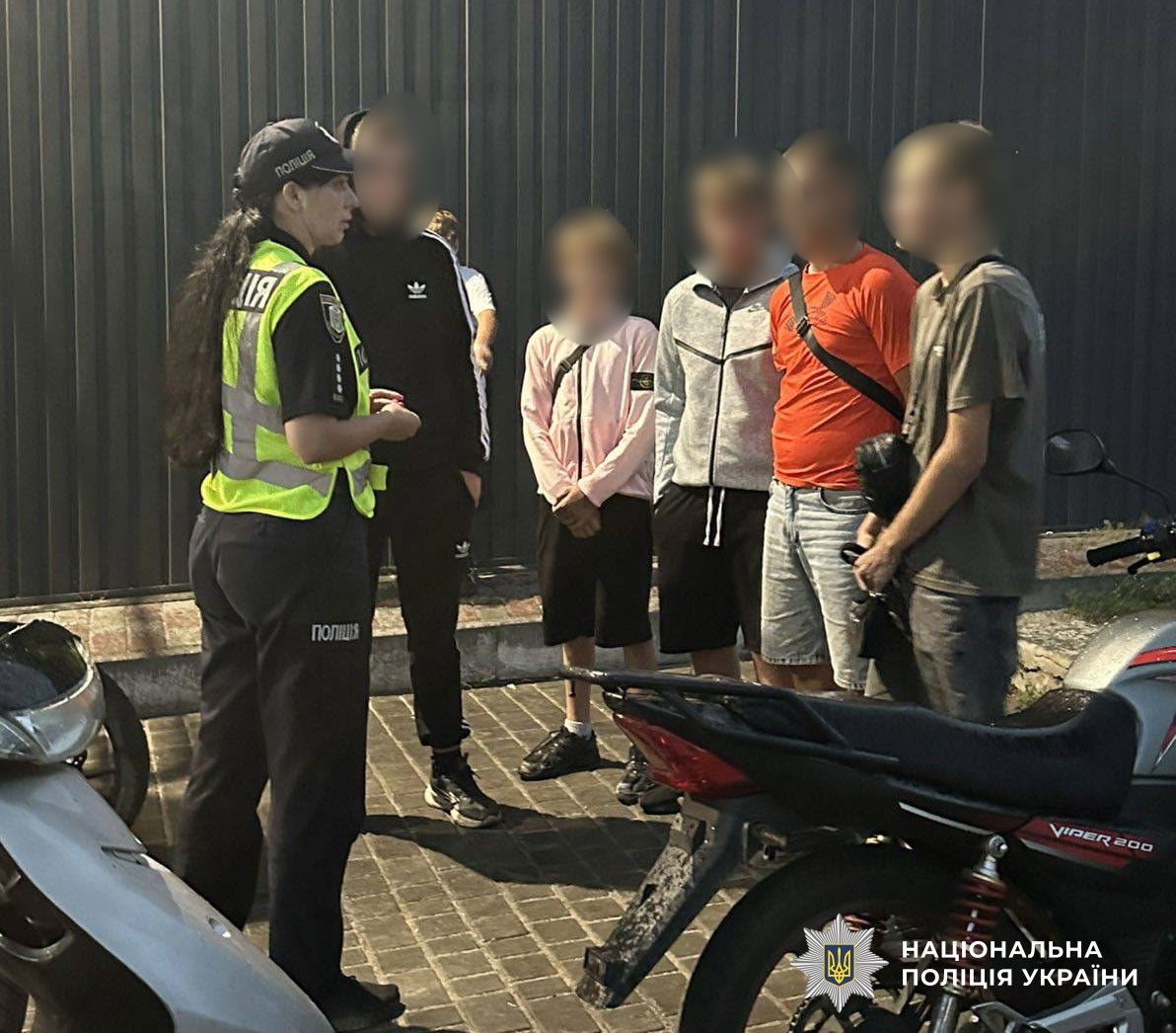 Поліцейські спілкуються з дітьми про безпеку