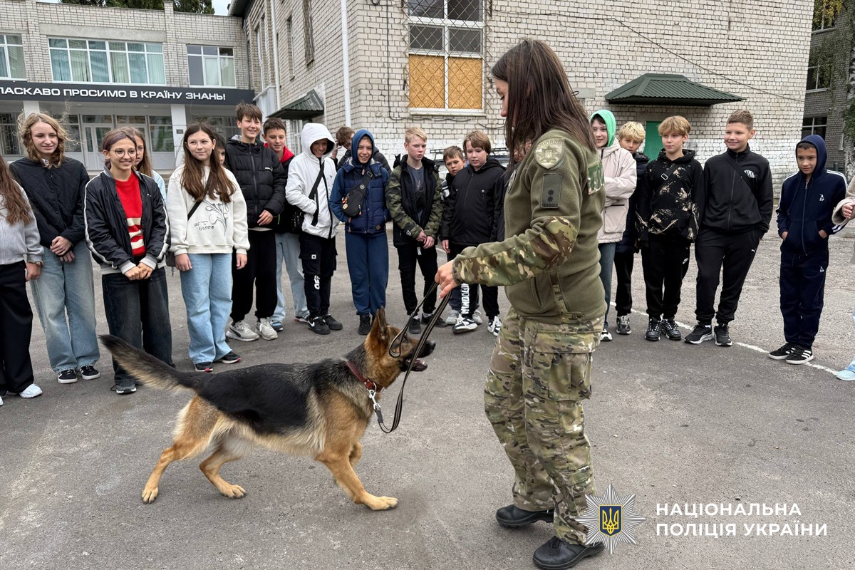 Собка демонструє команди, які дає поліцейська