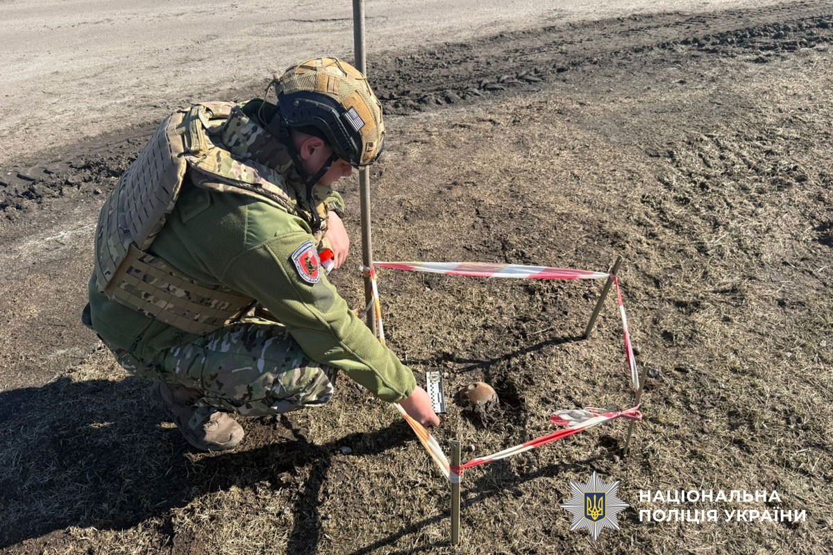 Працівники вибухотехнічної служби поліції працюють на місці події