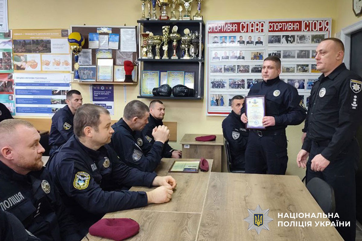 Віталій Мельничук вручає нагороду поліцейському