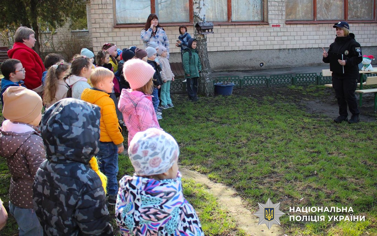 Поліцейські освітньої безпеки Миргородщини навчали дошкільнят правил безпечної поведінки