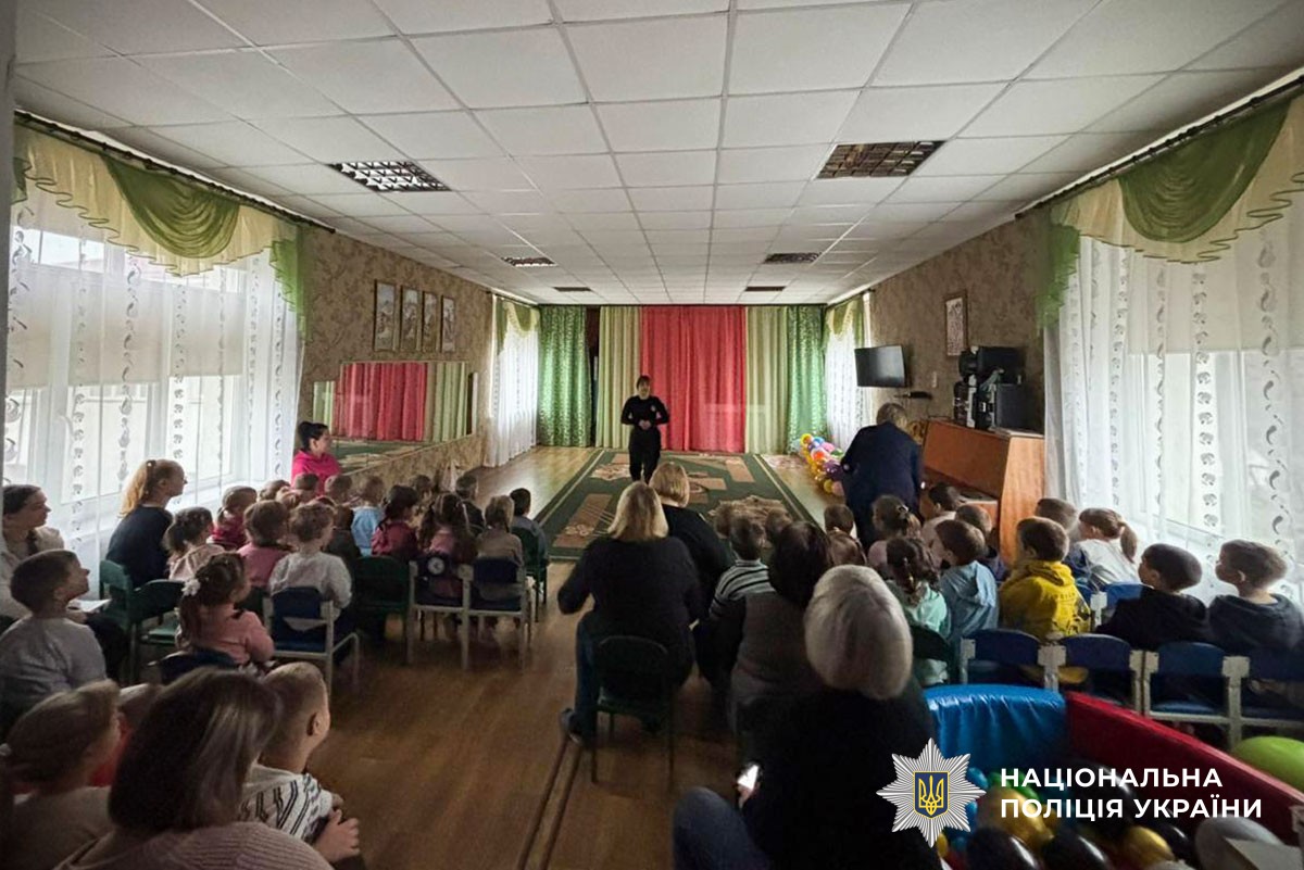 У дошкільному закладі освіти поліцейські Кременчука навчали малечу правил безпечної поведінки