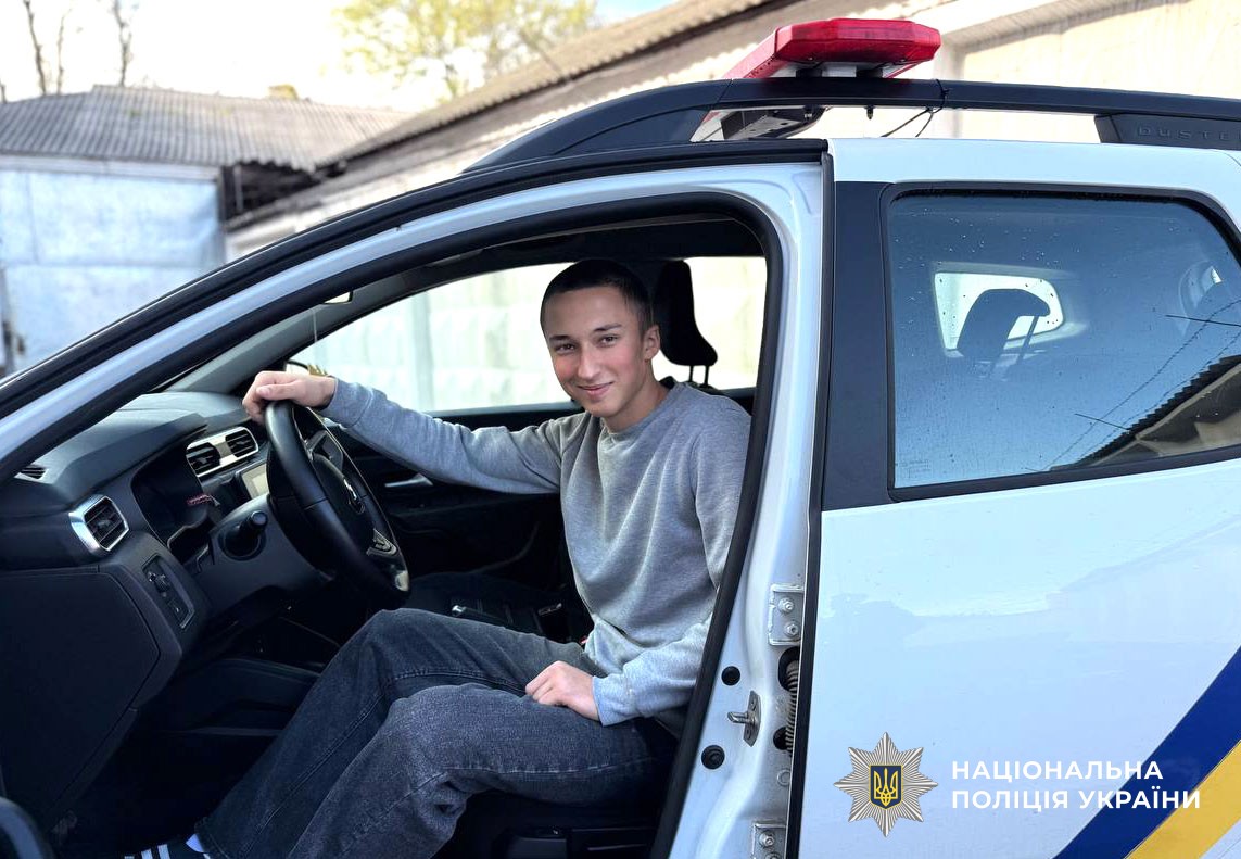 Дитина сидить в поліцейському авто
