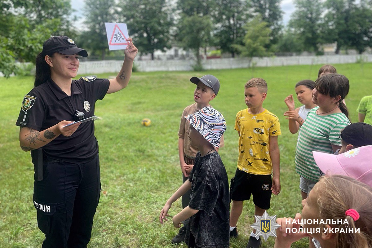 Безпечне літо для дітей: поліцейські Полтавщини проводять профілактичні заняття у пришкільних таборах
