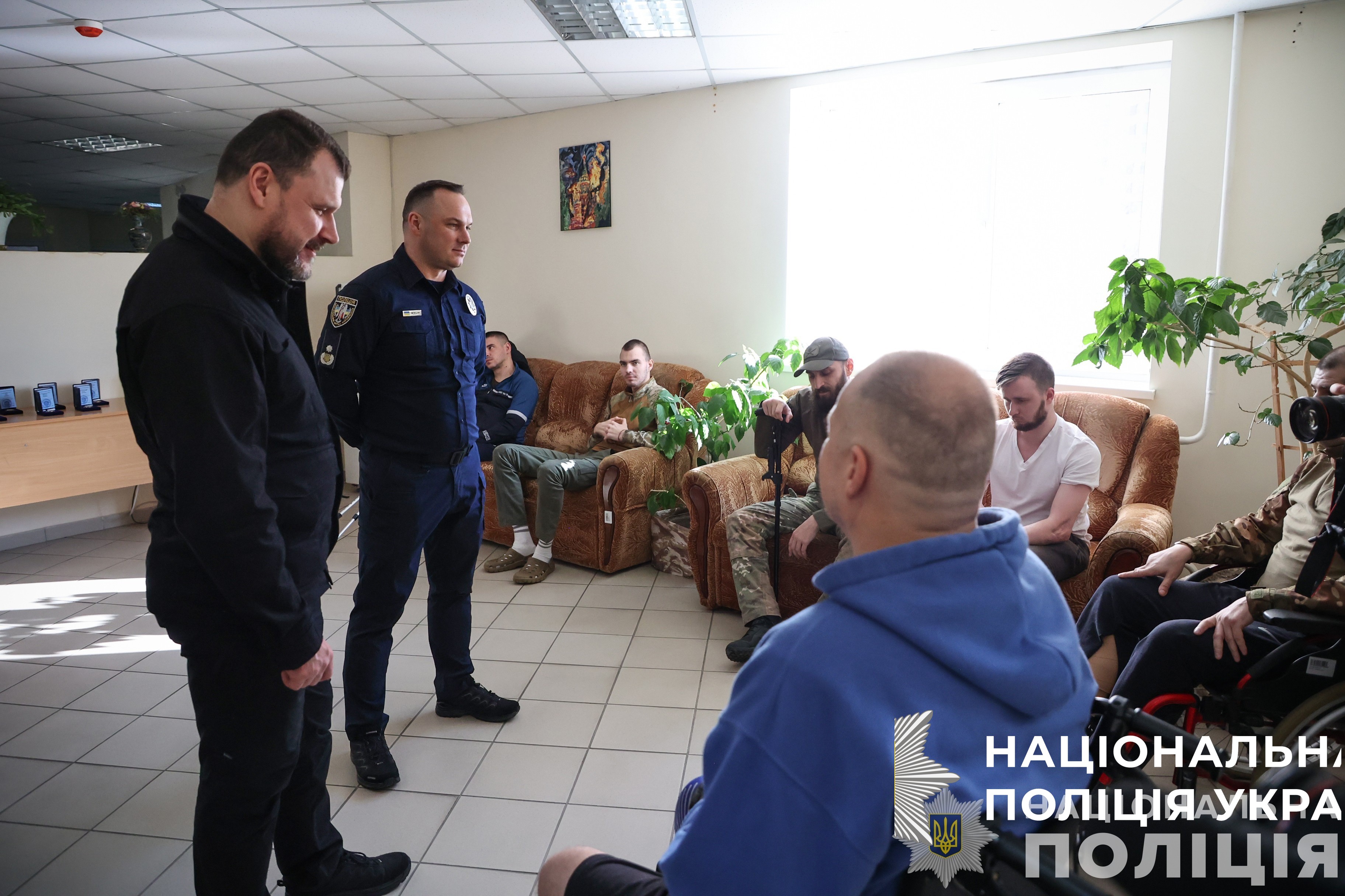 ігор клименко та іван вигівський відвідали поранених поліцейських та вручили їм нагороди