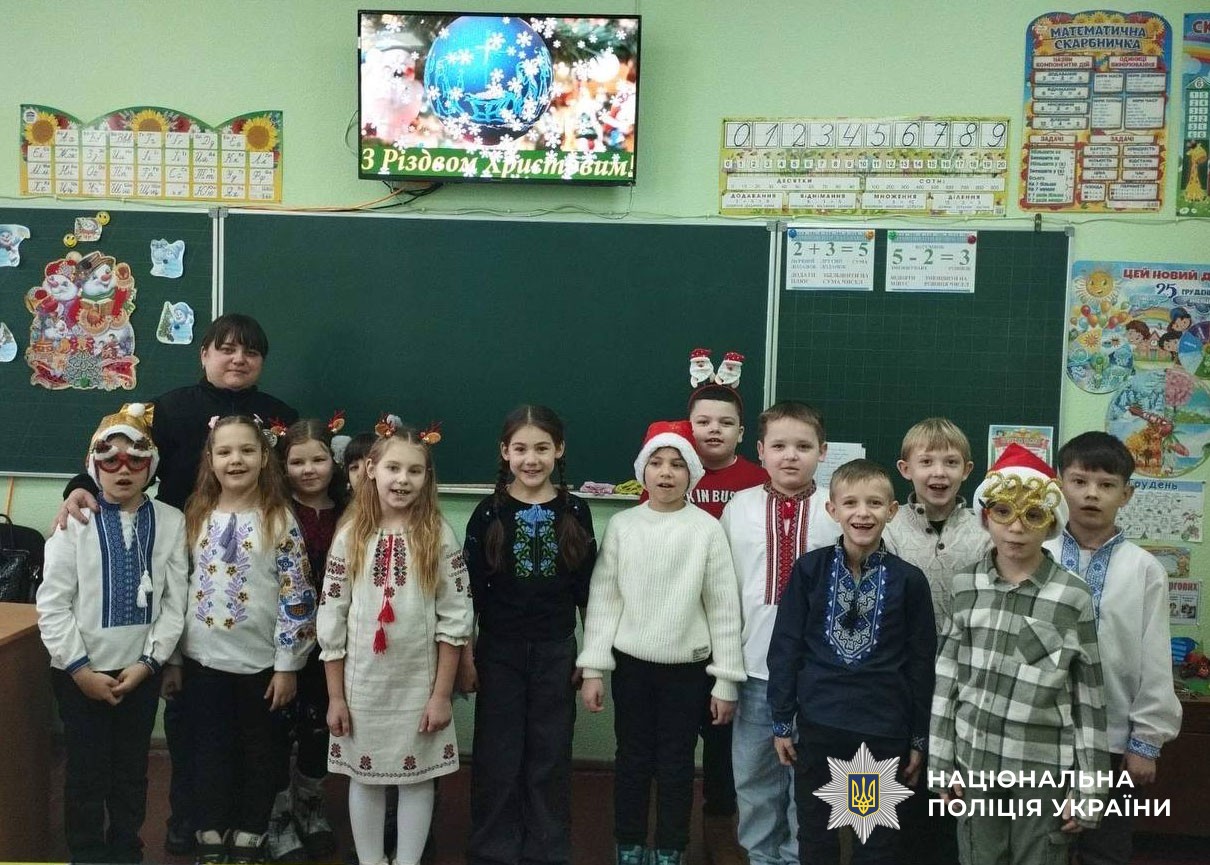 Поліцейська з дітьми проводить заняття