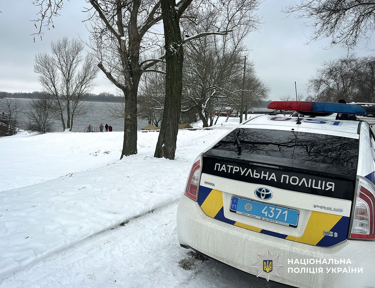 патрульна поліція на місці купання людей