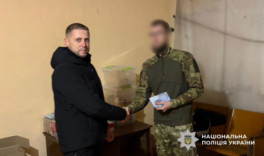 Сергій Рекун вітає бійців з нагородою