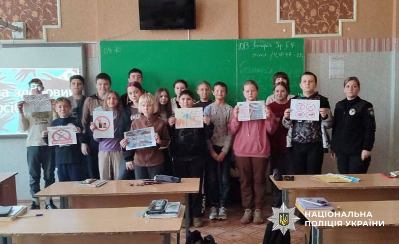 Офіцер безпеки проводить урок безпеки для дітей