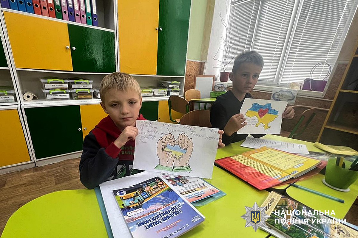 Діти демонструють свої малюнки
