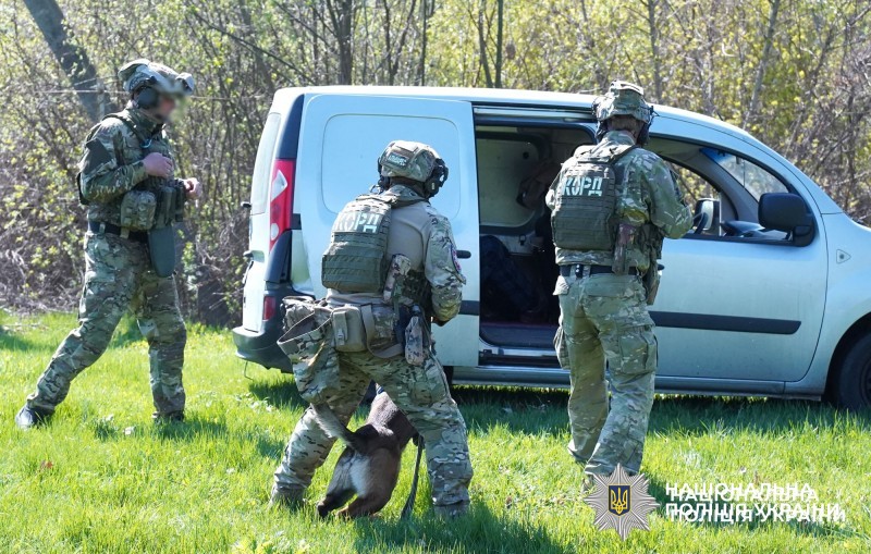 кінолог зі службовою собакою