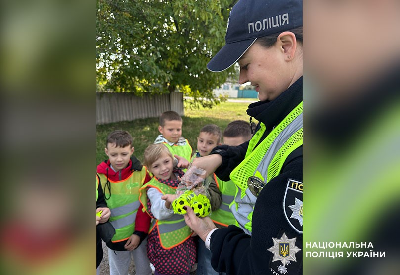 поліцейська проводить урок для дітей