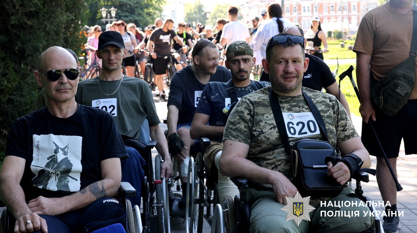 Підтримка ветеранів та ветеранок через спорт: поліцейські Полтавщини взяли участь у велозаїзді