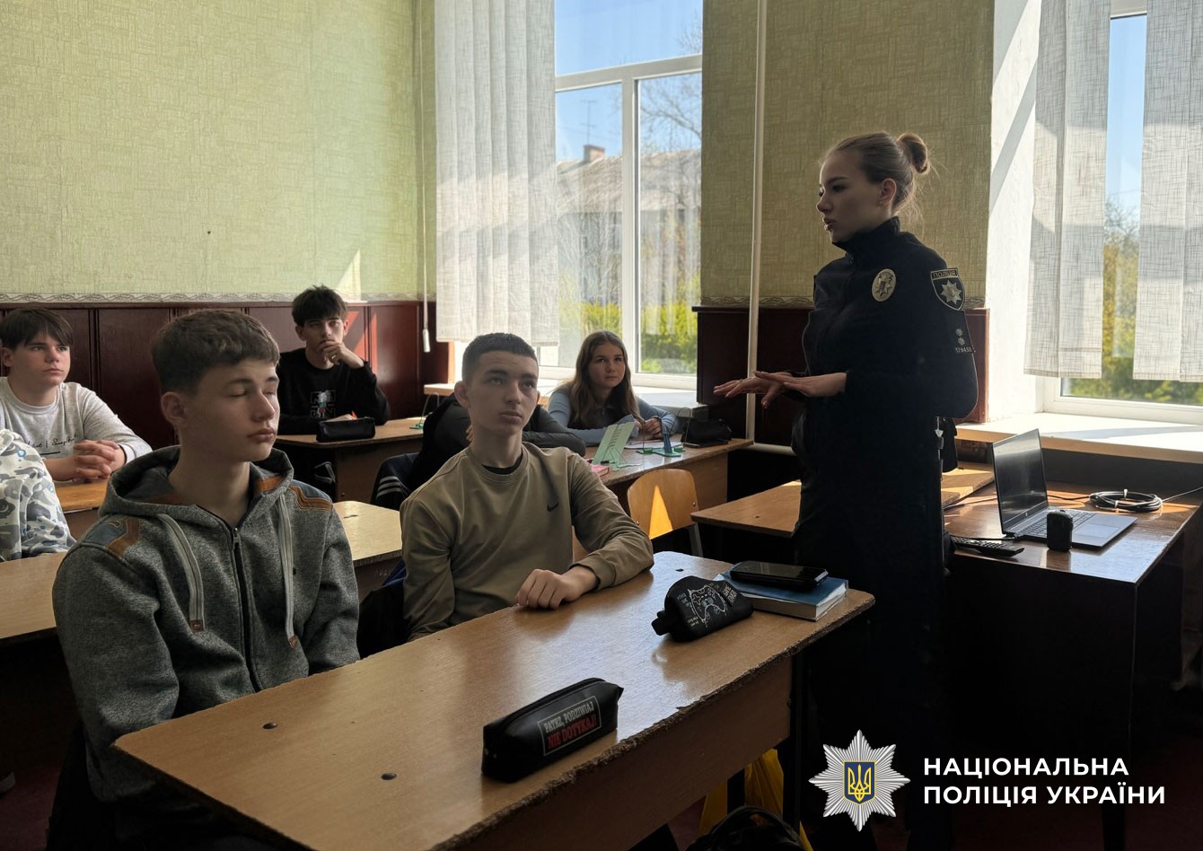 Поліцейський проводить урок для дітей