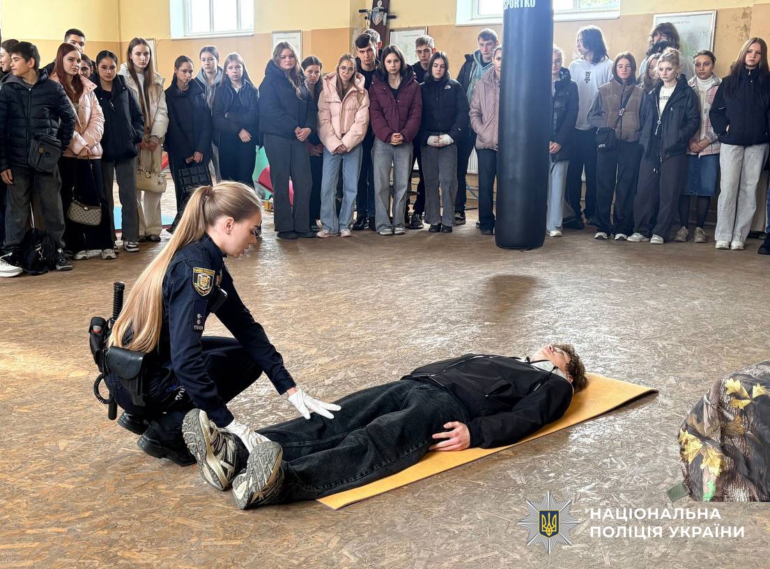 Офіцерка Служби освітньої безпеки вчить дітей одягати турнікет