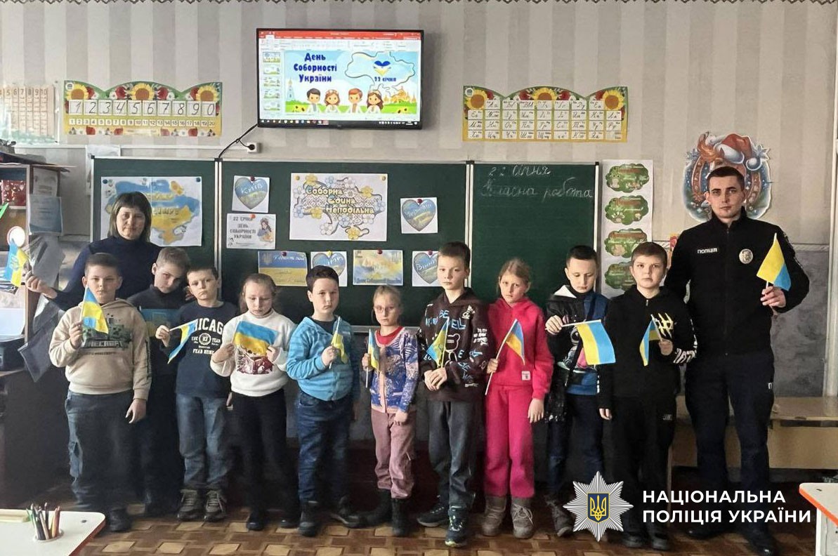 Урок патріотичного виховання проводить поліцейська служби освітньої безпеки