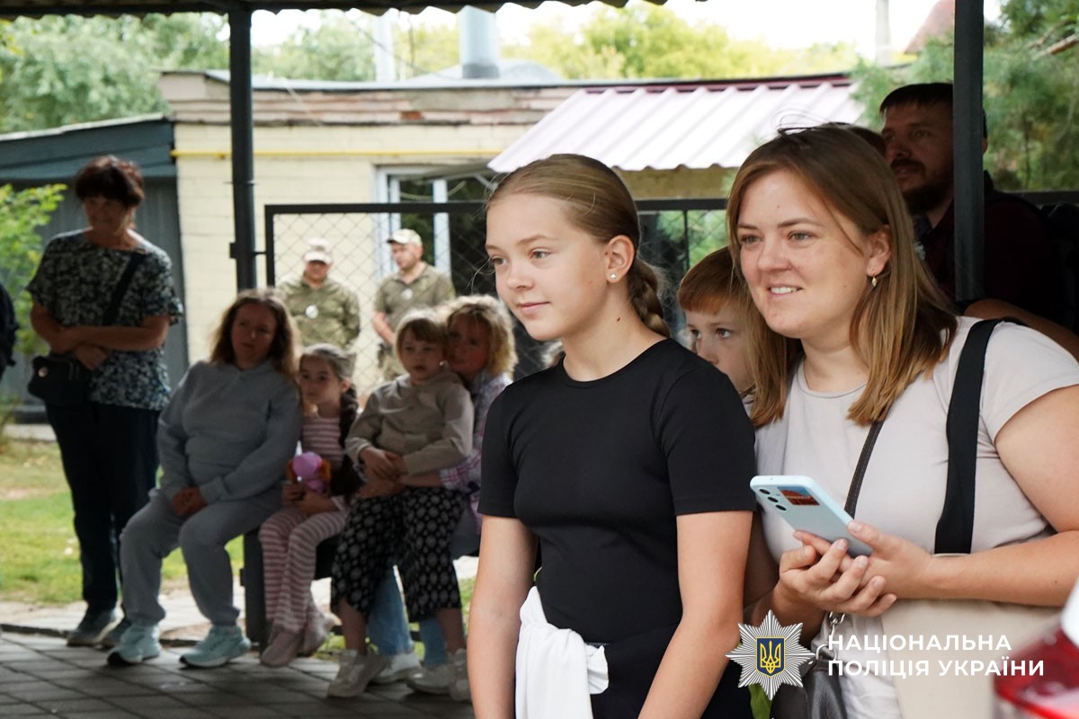 Турбота й підтримка: кінологи поліції Полтавщини подарували дітям день позитивних емоцій