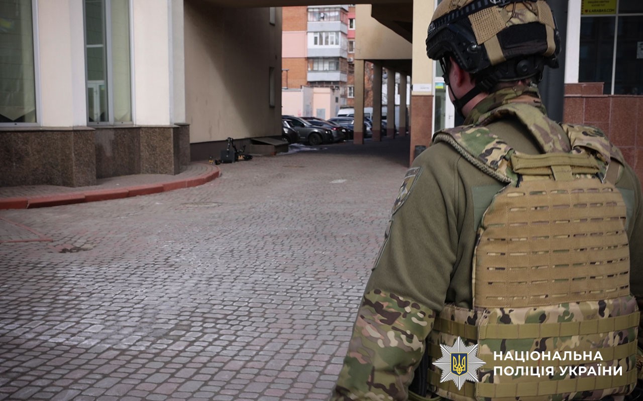 У Полтаві поліцейські вибухотехніки перевірили підозрілу валізу в центрі міста: вибухівки не виявлено