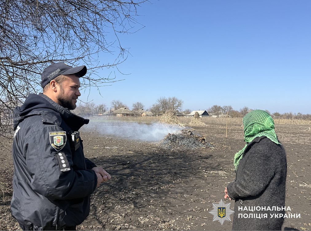 Інспектор спілкується із громадянами