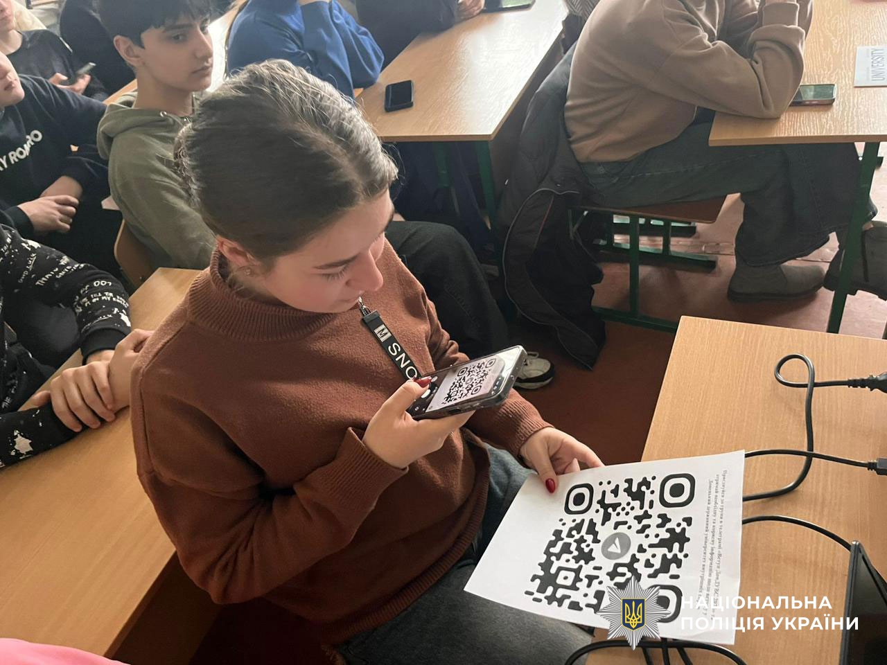 Поліцейські проводять зустріч зі старшокласниками щодо вступної кампанії