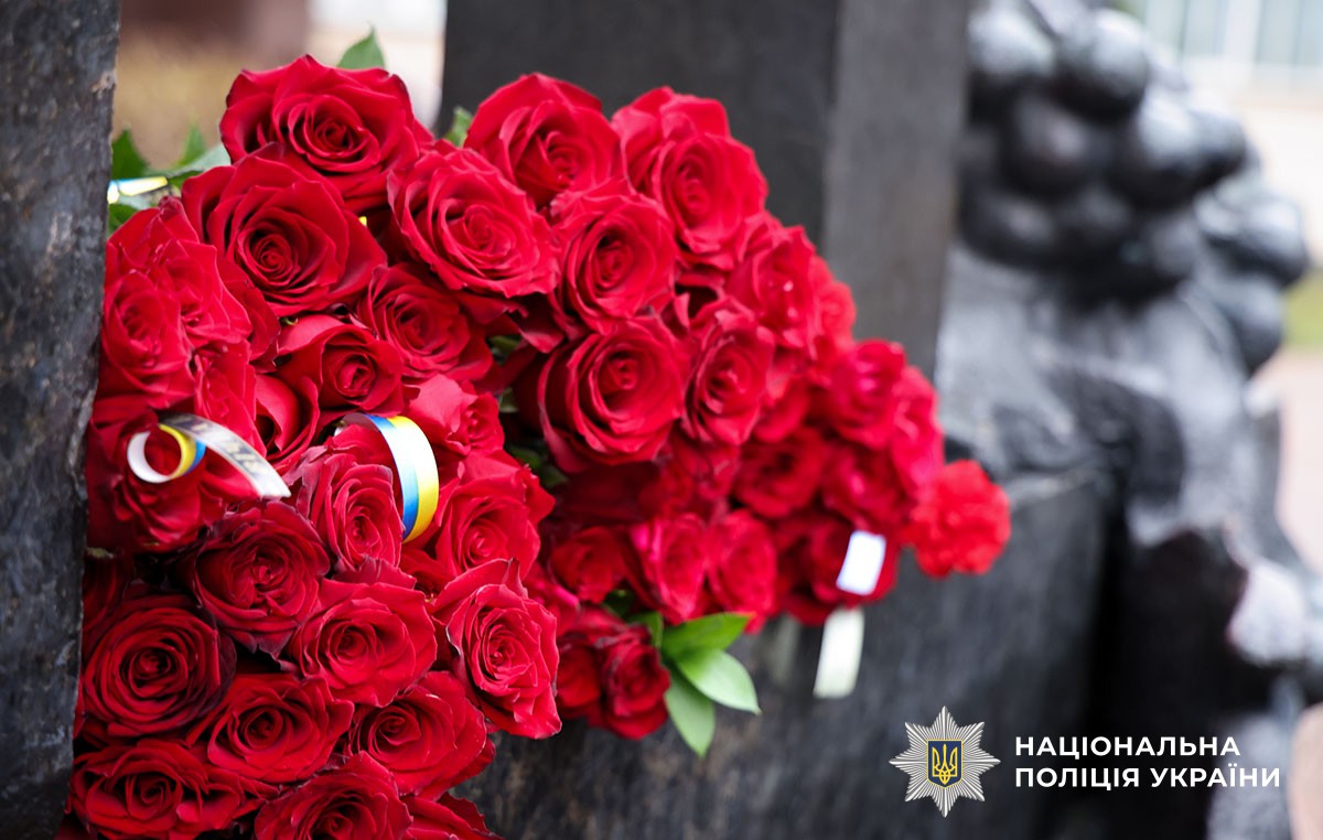 Квіти на меморіалі