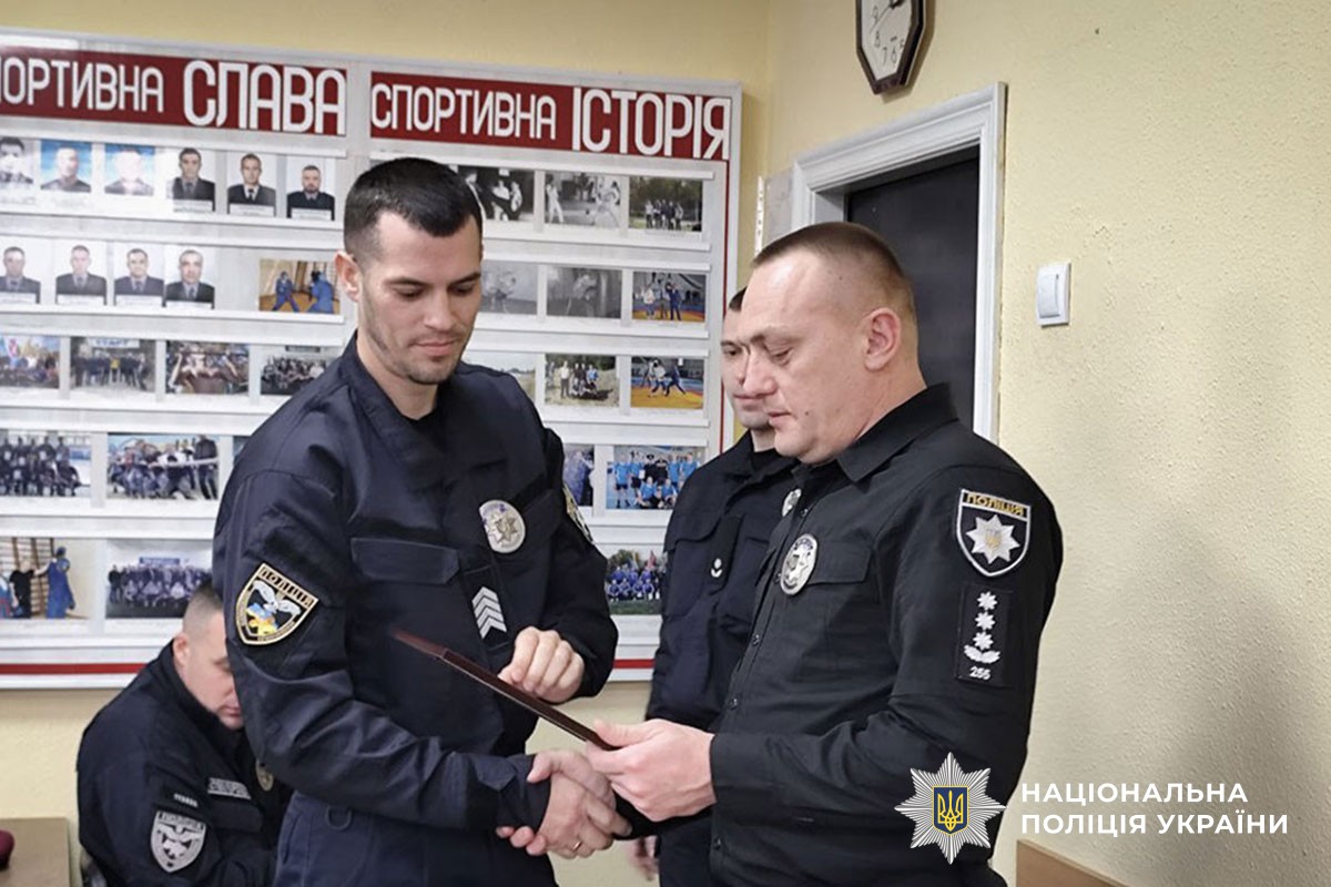 Віталій Мельничук вручає нагороду поліцейському
