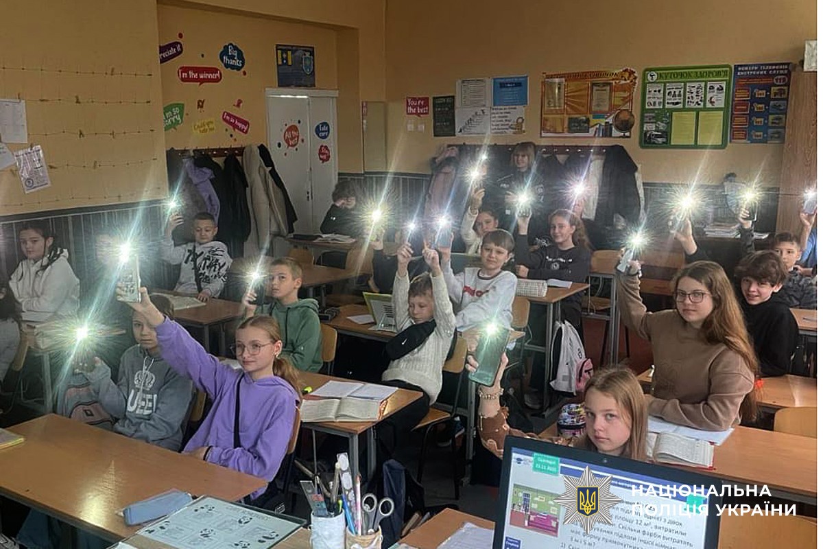 Діти з ліхтариками