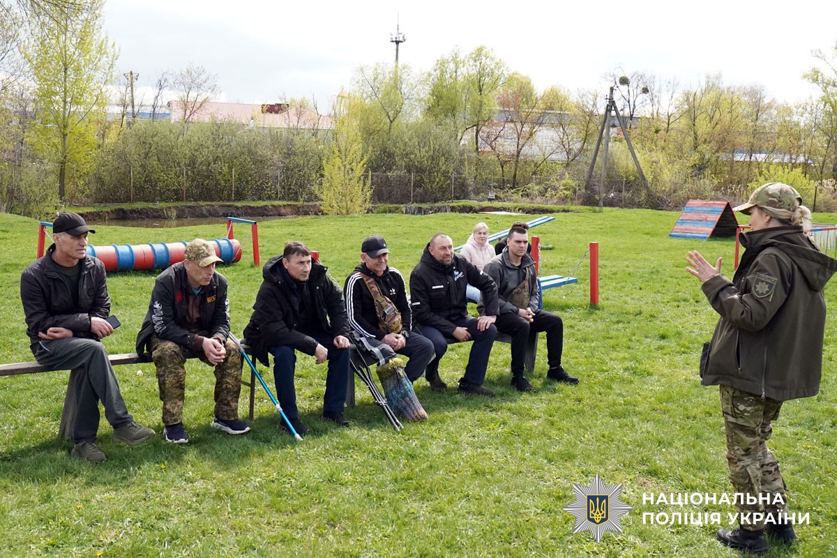Кінолог спілкується із захисниками
