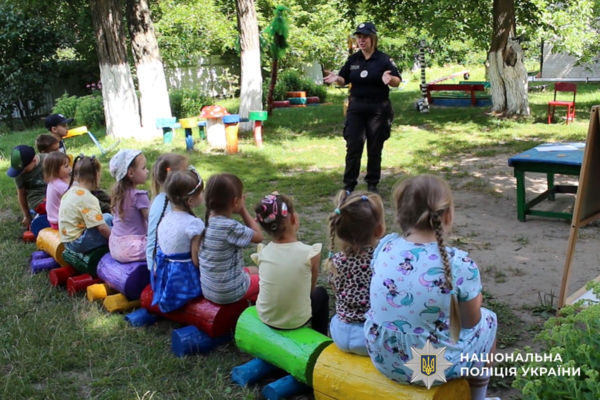 У Миргороді поліцейські навчають дошкільнят безпечній поведінці на дорозі