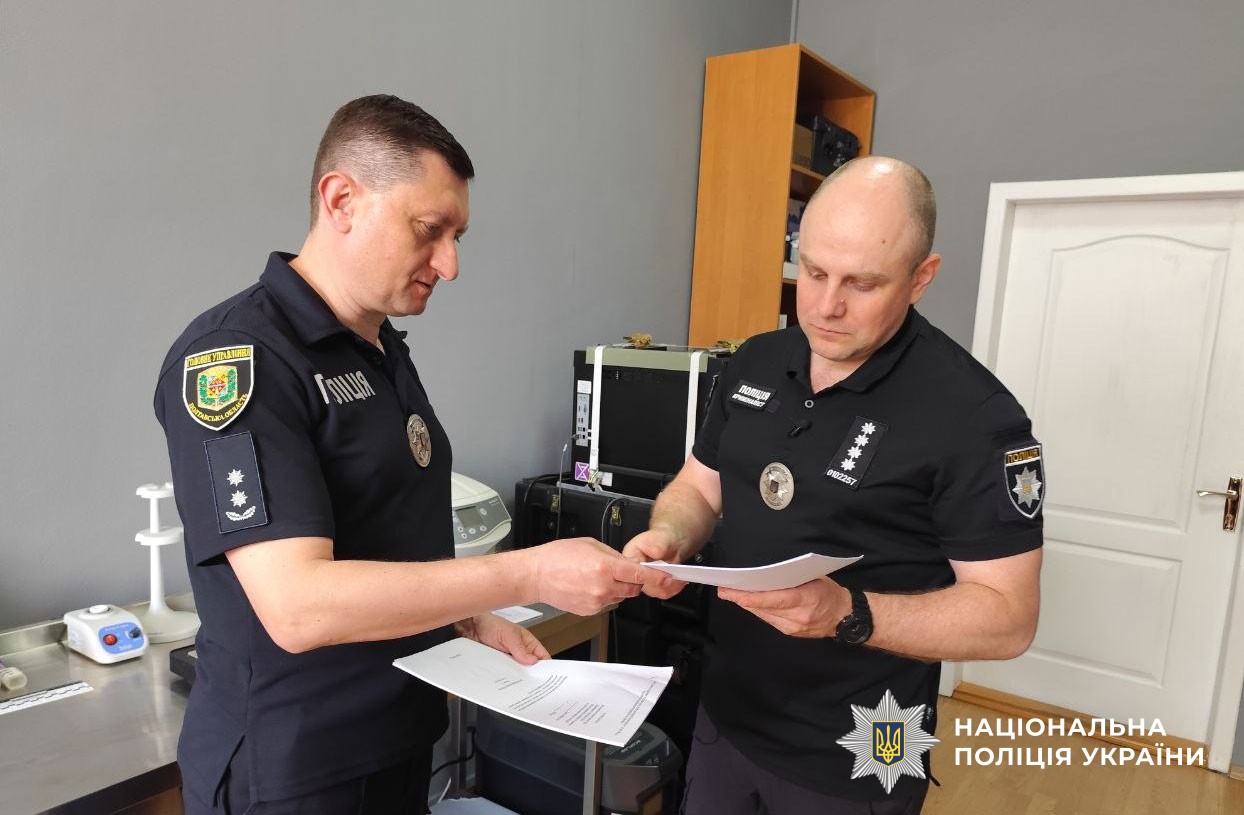 Поліцейський працює на робочому місці