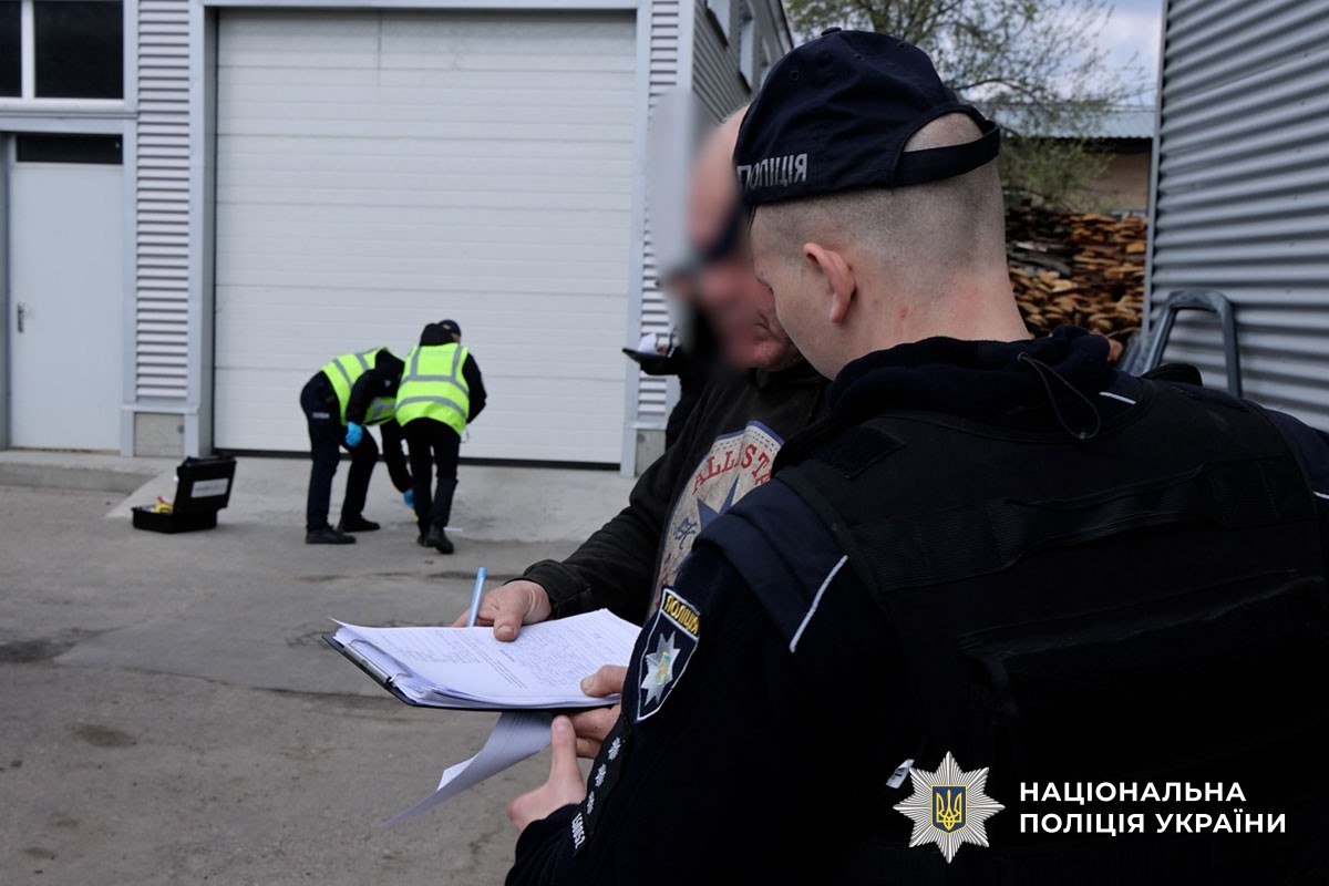 Поліцейські працюють на місці події