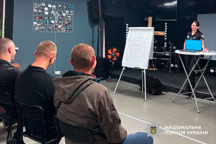 Психологічна стійкість та ефективна комунікація: психологи поліції Полтавщини провели тренінг для слідчих