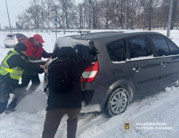 Поліцейські допомагають водіям на дорозі