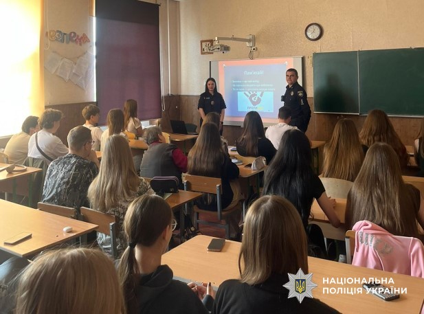 поліцейська навчає дітей