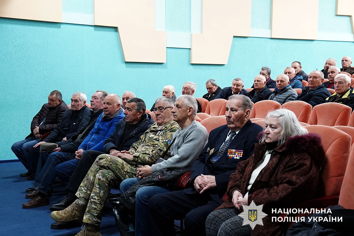 Ліквідатори сидять у залі